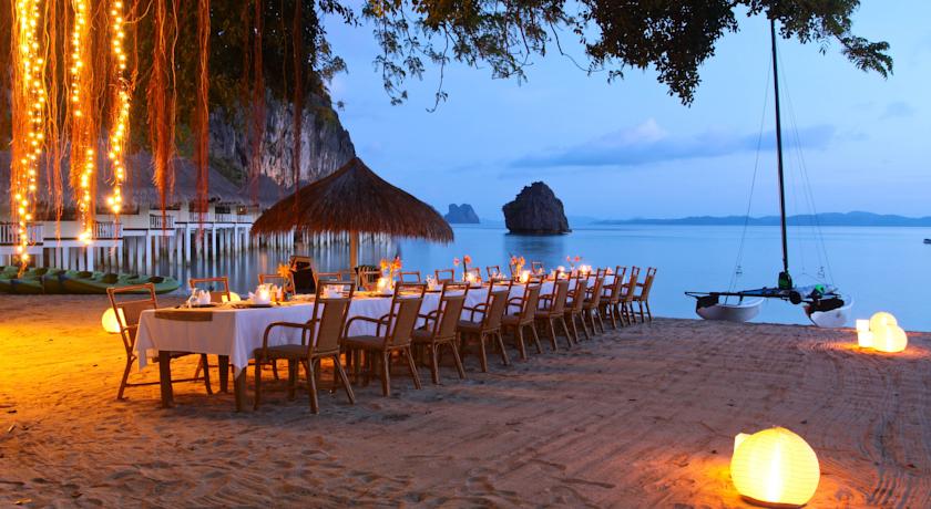 Intimate Dinner on the beach.
