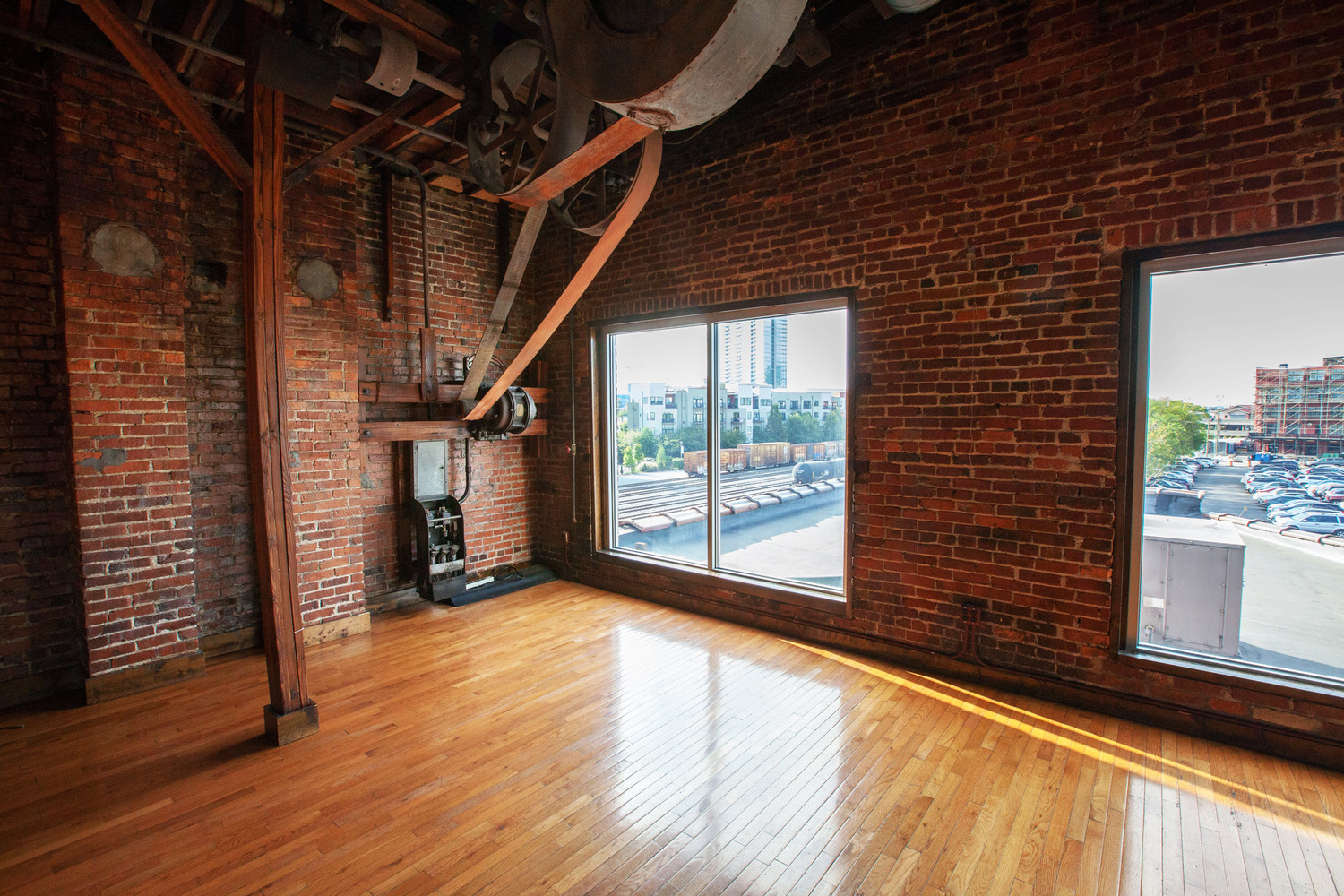 Set in downtown Nashville, ONE features a spacious layout with polished wooden floors, exposed brick walls, and details dating back to the building's early years.
