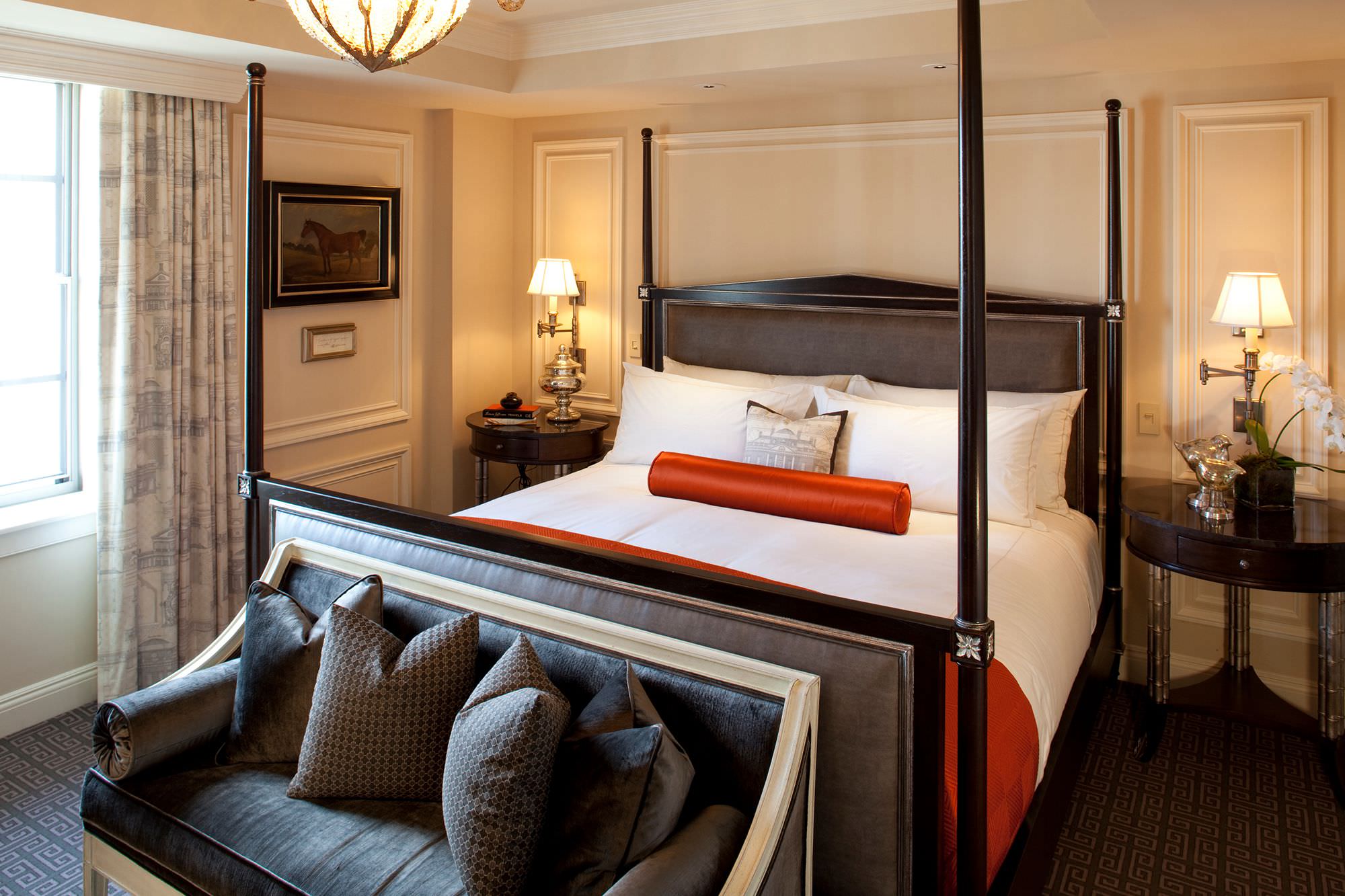Deluxe Suites afford city views of Washington, DC and a choice of gold or platinum color palettes.