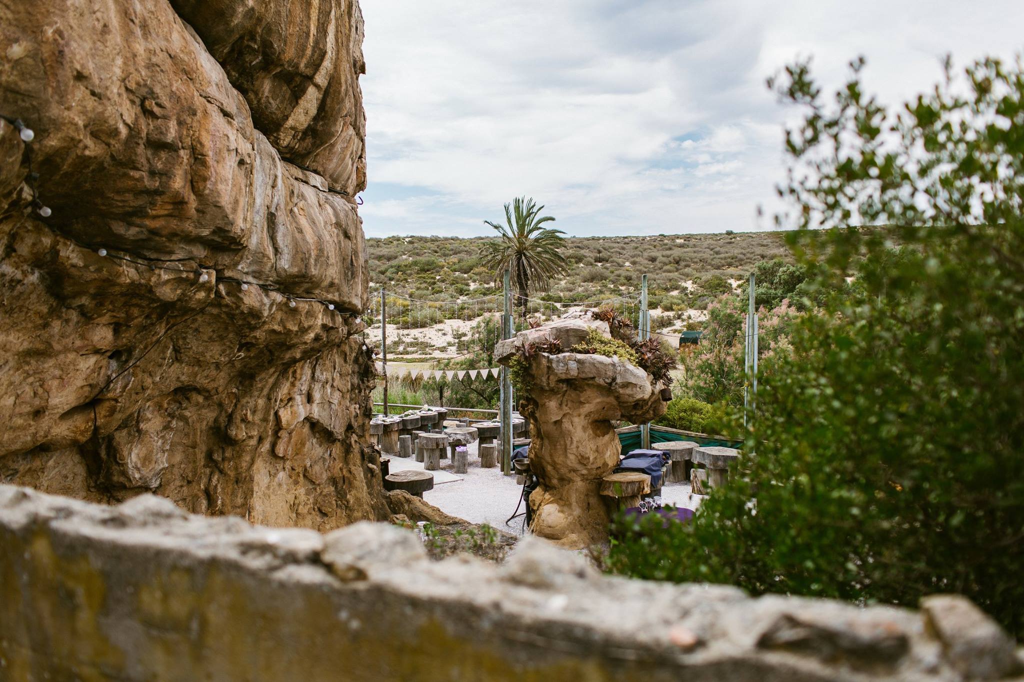 Bosduifklip is situated around the extraordinary mini mountain overlooking the Jackals Creek seasonal river and natural field.