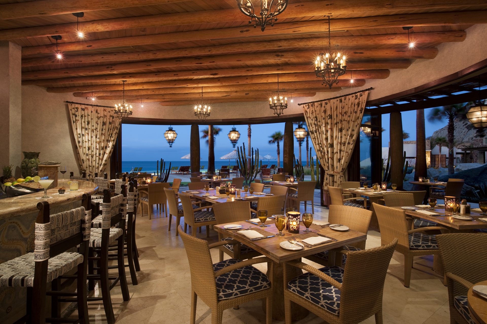 Boasting panoramic views of The Pacific Ocean and Pedregal Mountain, the Beach Club delights in a casual lunch while listening to the sound of the waves just a few feet away.