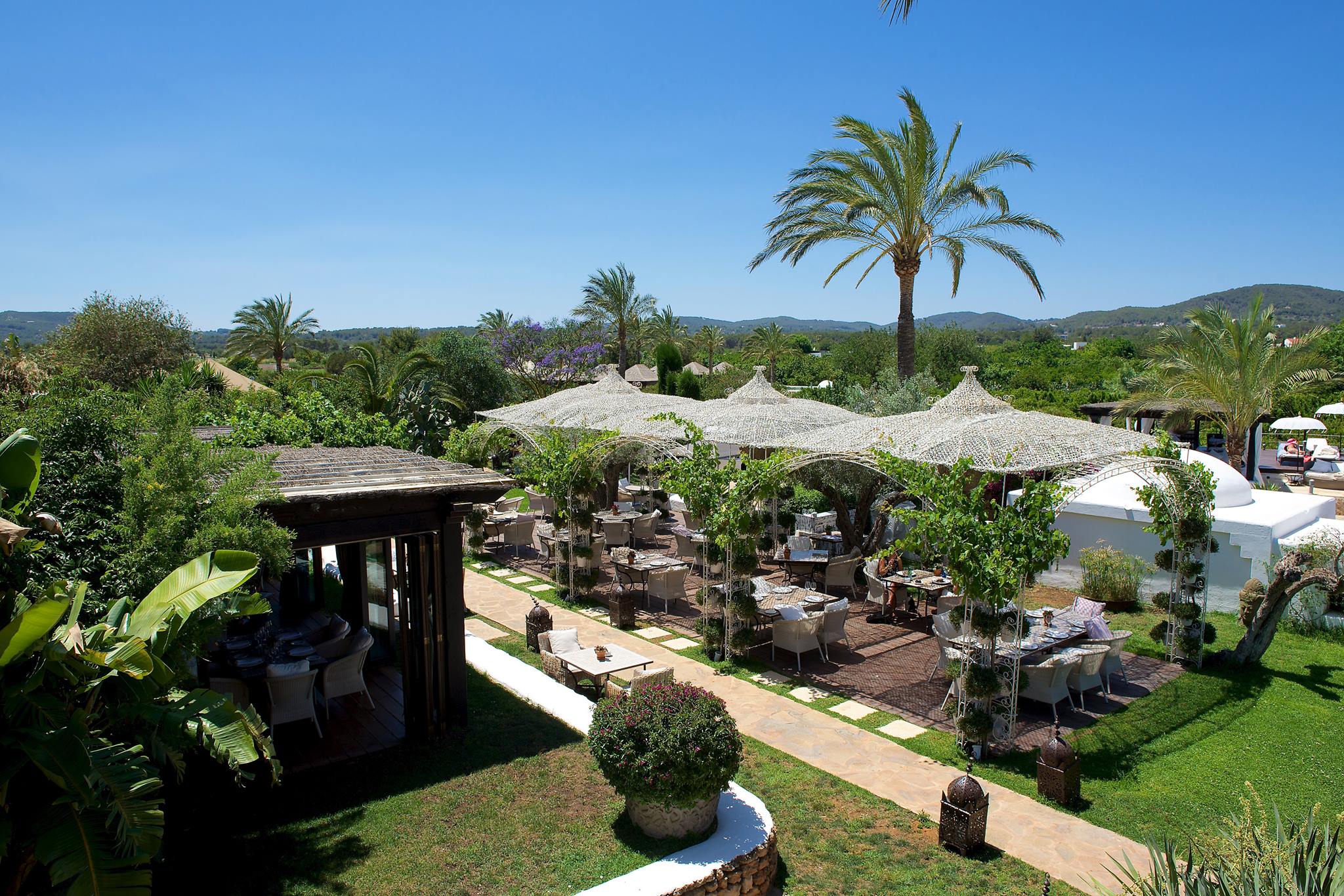 Taste our wonderful gastronomic cuisine, breathe freely the pure air, rest in one of the many day beds scattered through the gardens.