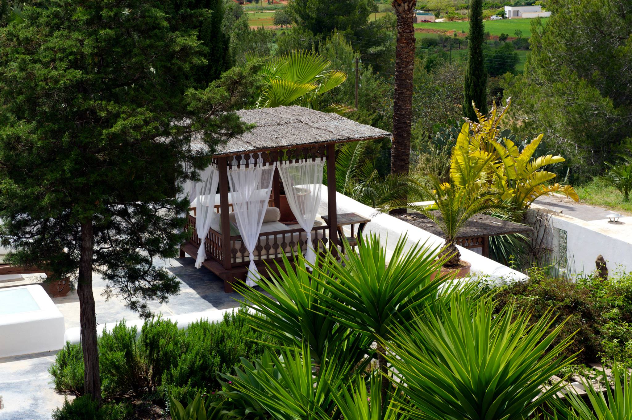 Lose yourself in the immense and extravagant gardens, relaxation areas and hidden corners.