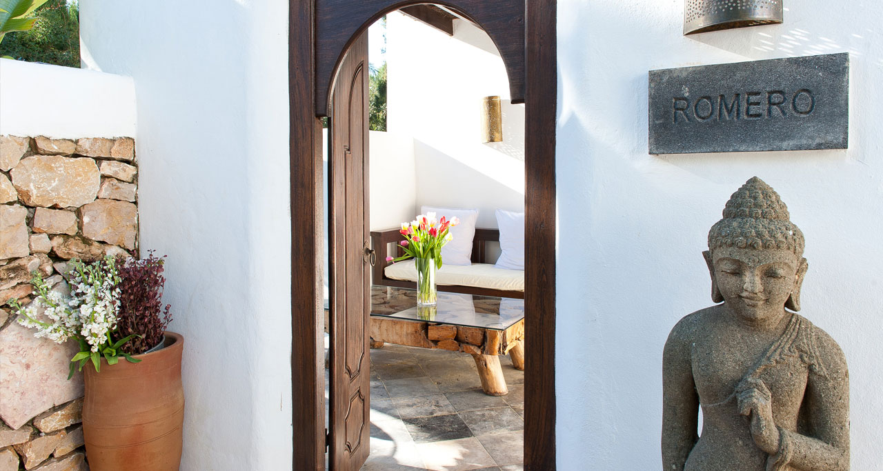 Come and contemplate our ibithencan architecture, our whitewashed walls, the wonderful white and red and green hues of the ibithencan countryside.
