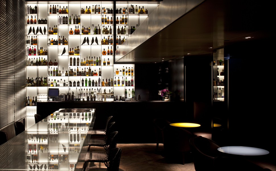 With its chic décor and shimmering ambiance; Tunes Bar is an elegant yet casual haven in which to enjoy champagnes, cocktails, surprising Gin & Tonics and tasty Asian Tapas served with matching Sake.