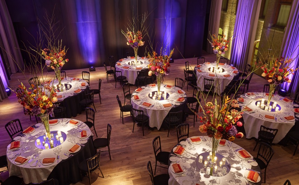 The Symphony Room on the third floor measures 120 m2, has high ceilings and floor-to-ceiling windows overlooking the courtyard and atrium.