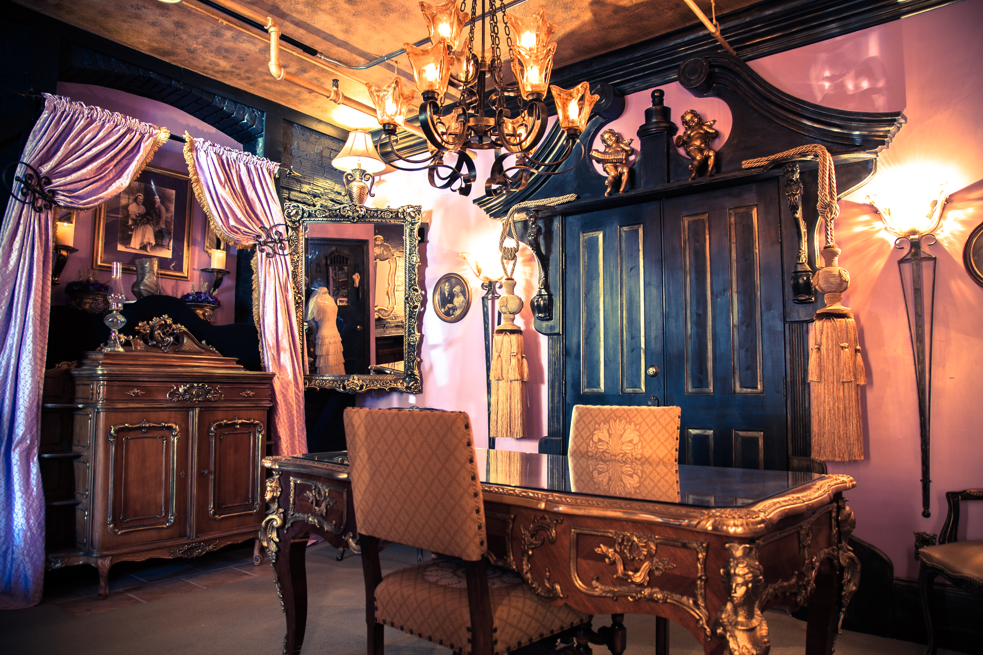 In addition, this charming venue has a cozy 2,000-square-foot lounge area with bar, a private bride’s room and a beautifully landscaped courtyard.