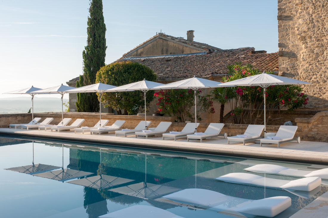 Lean back comfortably in the Daybed Gandia-Blasco with a cocktail or lie down on the partly submerged deckchairs to enjoy a refreshing moment.