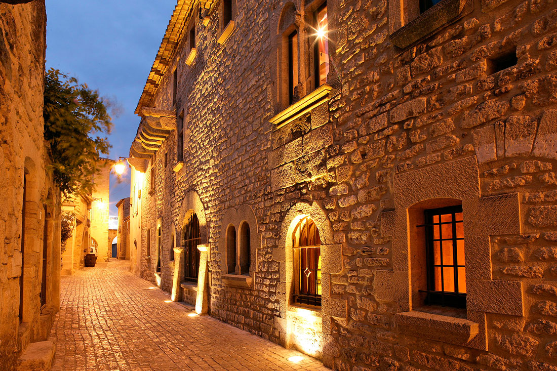 In the evening, when the sun goes down and softly illuminates the medieval facade of the hotel, enjoy the beauty and rarity of this timeless moment.