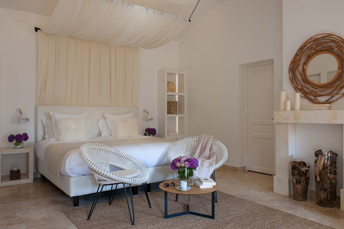 The straight, clean lines of the stone furniture gives a note of a very contemporary elegance and a cozy and natural atmosphere.