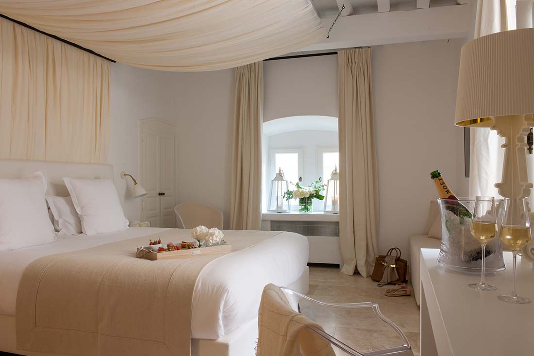 Entirely renovated, these bedrooms are filled with a warm and enveloping atmosphere, a true invitation to relaxation and well-being.