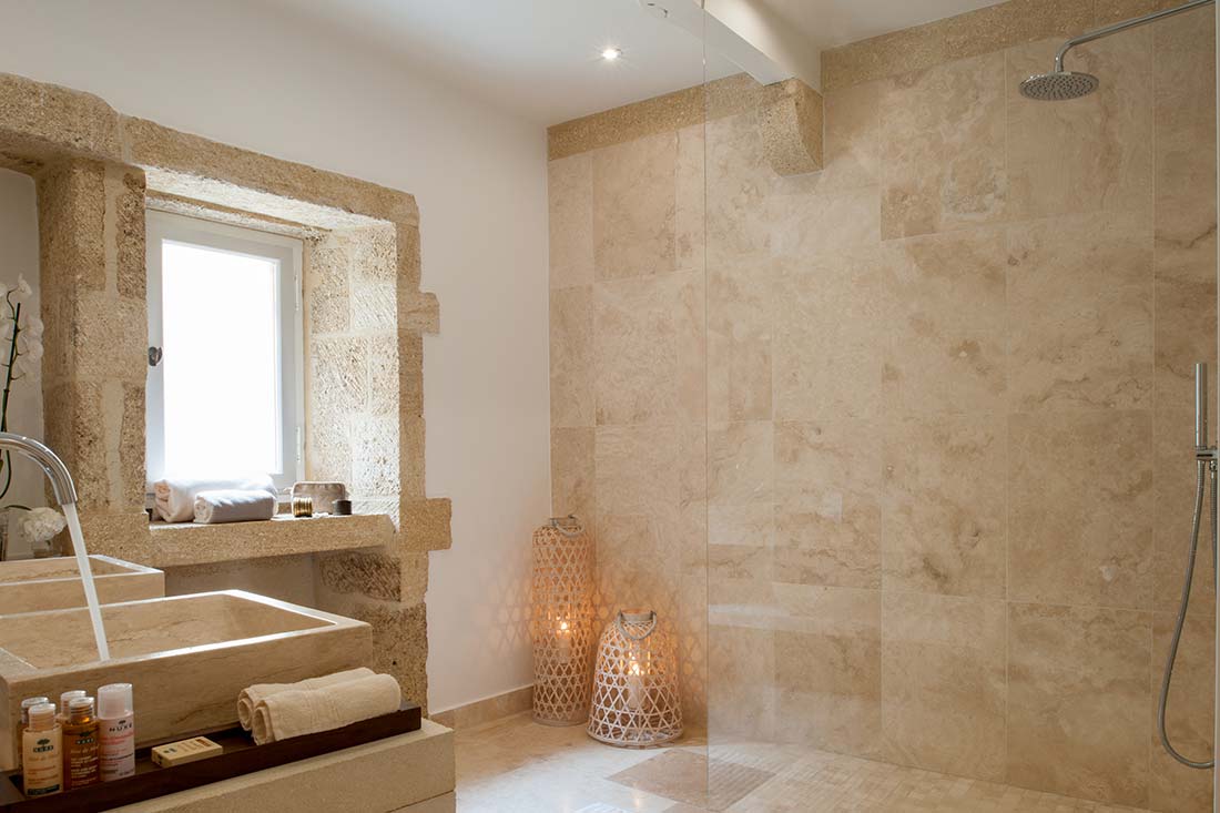 Thanks to the natural light, the atmosphere in these rooms is ideal to have a rest and relax.