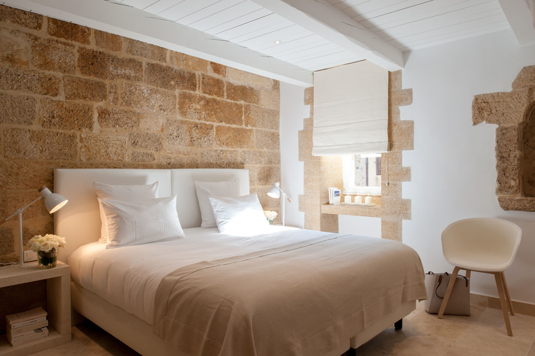Each one of them offers an unobstructed view over the medieval back alleys in the village or the garden of the hotel.