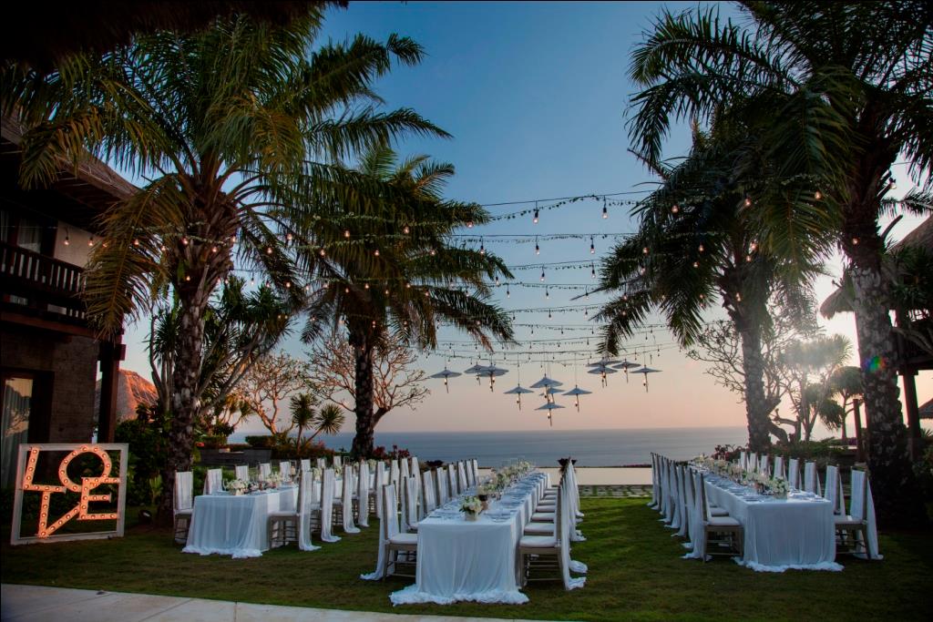 Nestled perfectly between the fabulous Tirtha Uluwatu and Tirtha Luhur, Villa Tirtha is the latest astonishing venue at Tirtha Bridal.