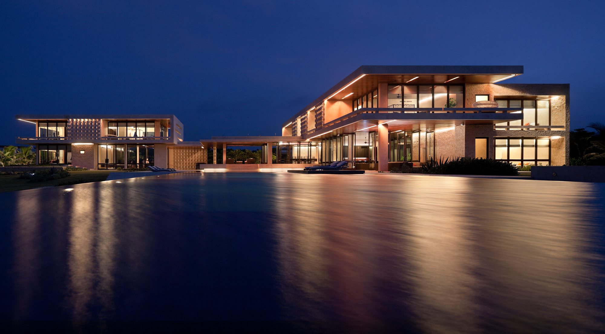 The buildings are designed to protect from views of neighboring lots, heightening the experience of the vast horizon beyond.