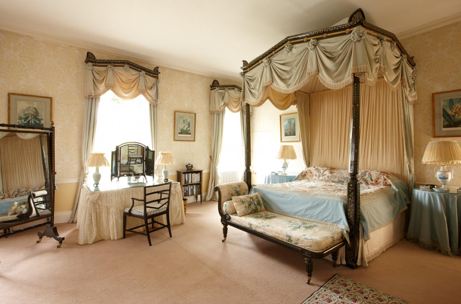 It is a peaceful house, surrounded by woods, water and fields, where you can wake up to the sounds of geese, sheep and cows.