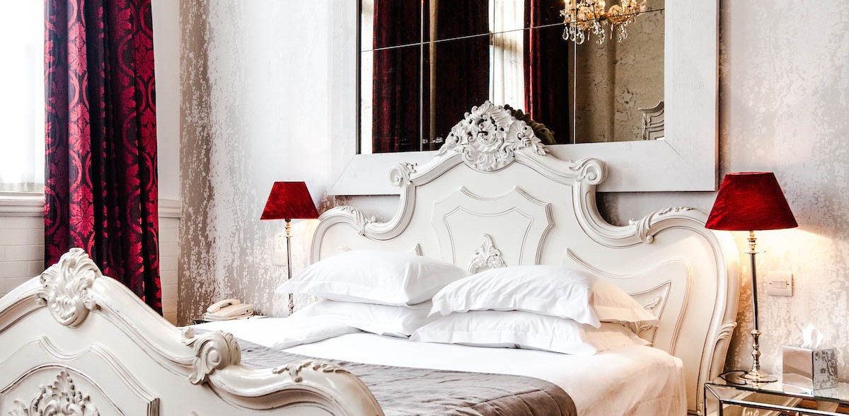 These duplex suites are designed with an emphasis on style and comfort using antique crystal chandeliers, sumptuous fabrics and flamboyant colour schemes.