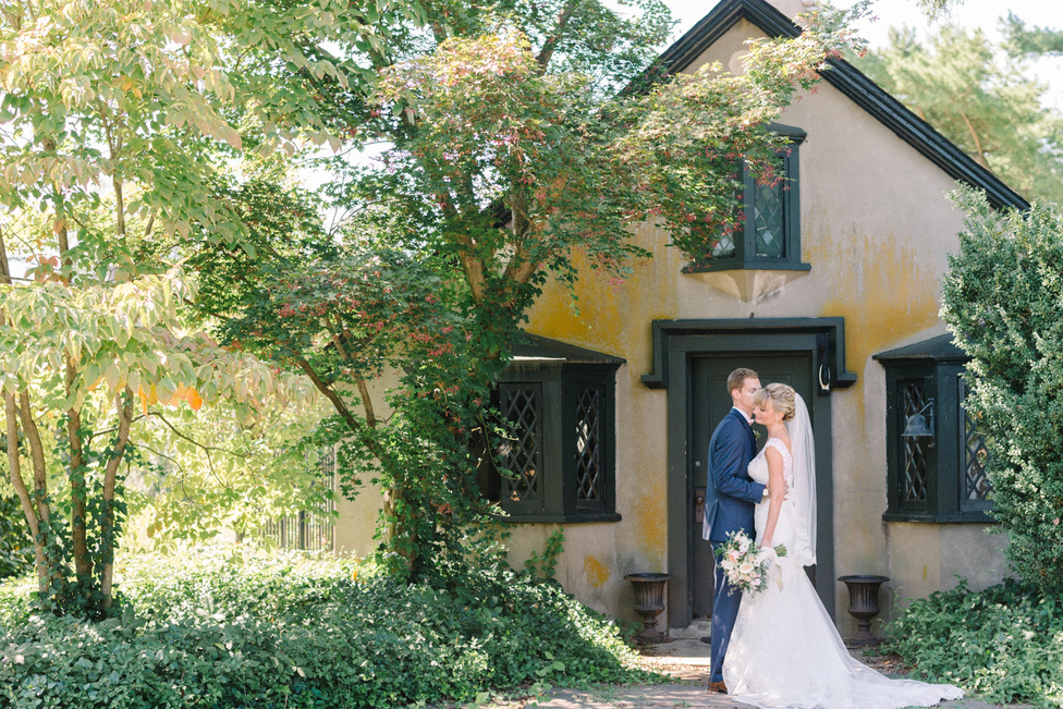 In addition, the estate has 9 acres of extensive lawns and gardens, an outdoor hearth and a summer house, providing multiple venues for a picturesque wedding.