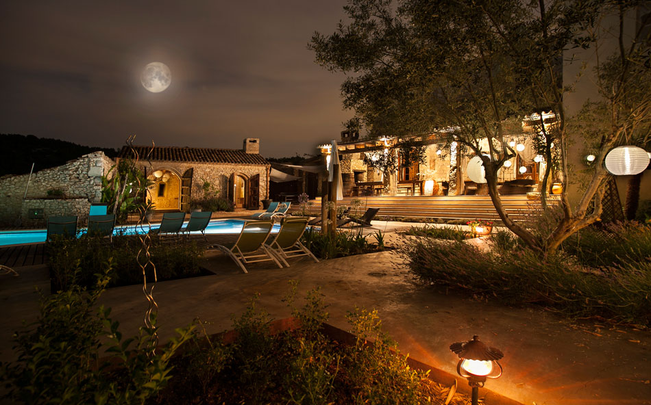 The large terrace has a built in barbecue and beautiful views over the surrounding hills and vineyards and of course amazing sunsets!