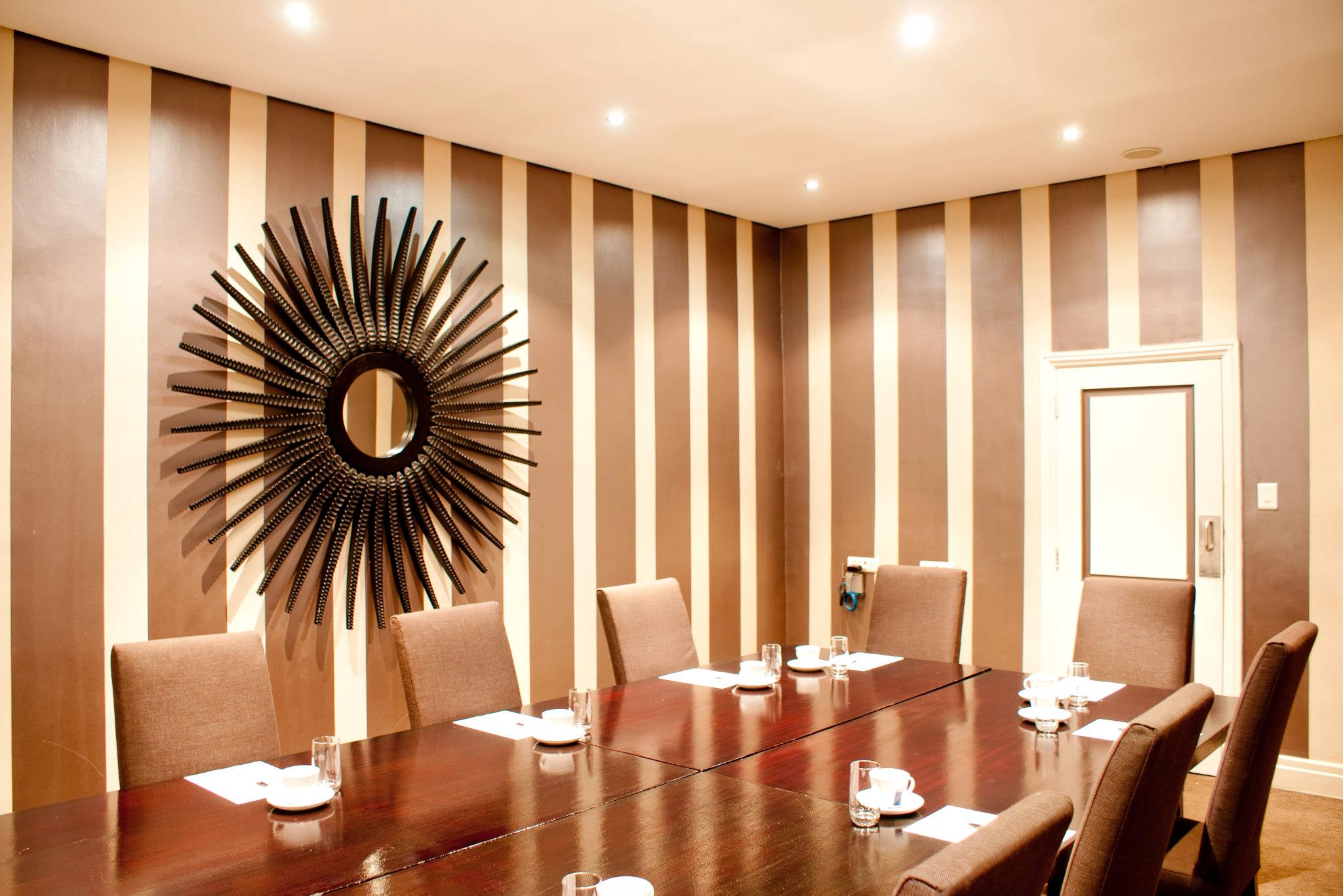 Perfect for small conferences, meetings, brainstorming sessions or presentations.