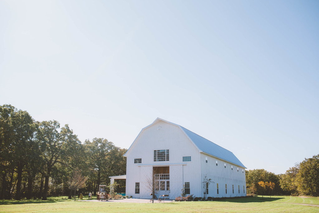 For your convenience, the vintage barn wedding venue is also accented with modern conveniences, including a cocktail area and full kitchen, that ensure your DFW wedding is smoothly run and a memorable occasion for all.