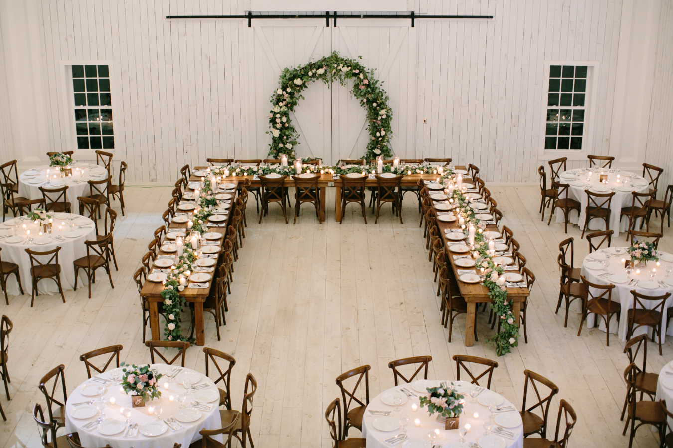 The barn’s spacious layout can comfortably accommodate a large guest list without sacrificing the intimate feel of countryside hospitality.
