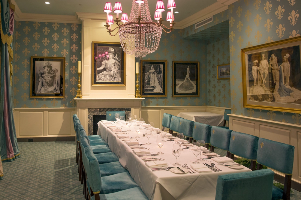 Queen's Room 24 seated (32 with chivari chairs) 45 reception Situated next to the King’s Room in what once was a double parlor, the Queen’s Room is a dazzling tribute to feminine reign.