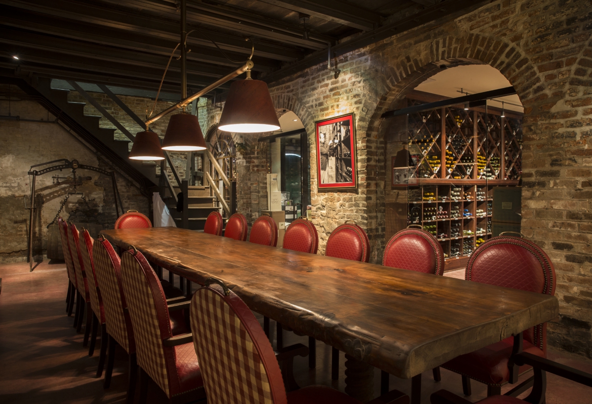16 Seated Nestled behind the lush courtyard is the fabled and previously hidden gem of Brennan’s - the Wine Cellar and its newly adjacent sumptuous private dining room.