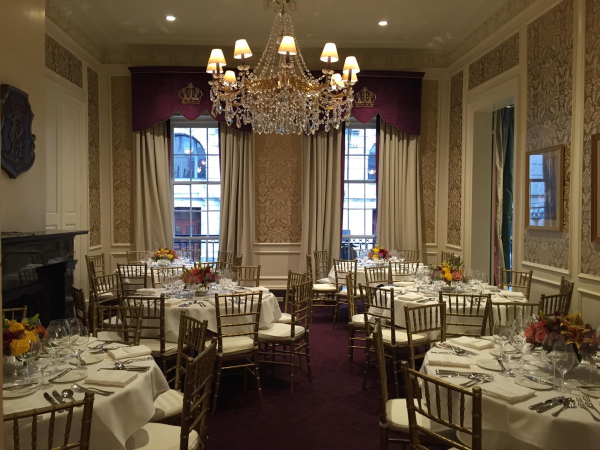 King's Room 36 seated (48 with chivari chairs) | 60 reception The majesty of the King’s Room is heralded upon entrance, with its ruling theme of royal hues proclaimed throughout.