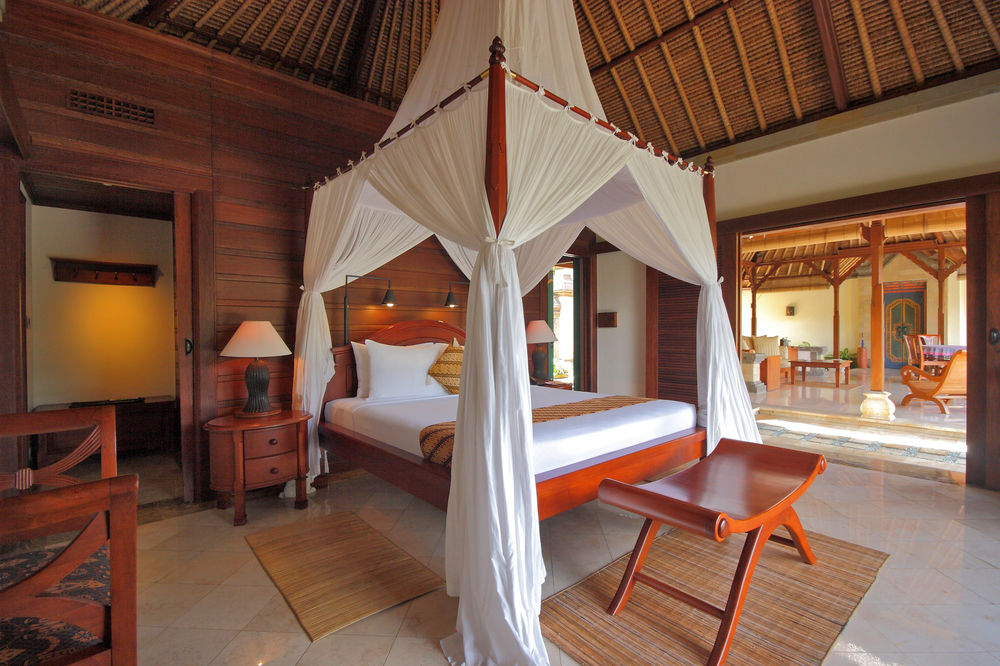 From a private villa with private pool, to a four posted bed with mosquito net, to a flower bath in sunken bathtub, to a romantic dinner under the moonlight,  Puri Wulandari is highly tailored to service your romantic getaway.