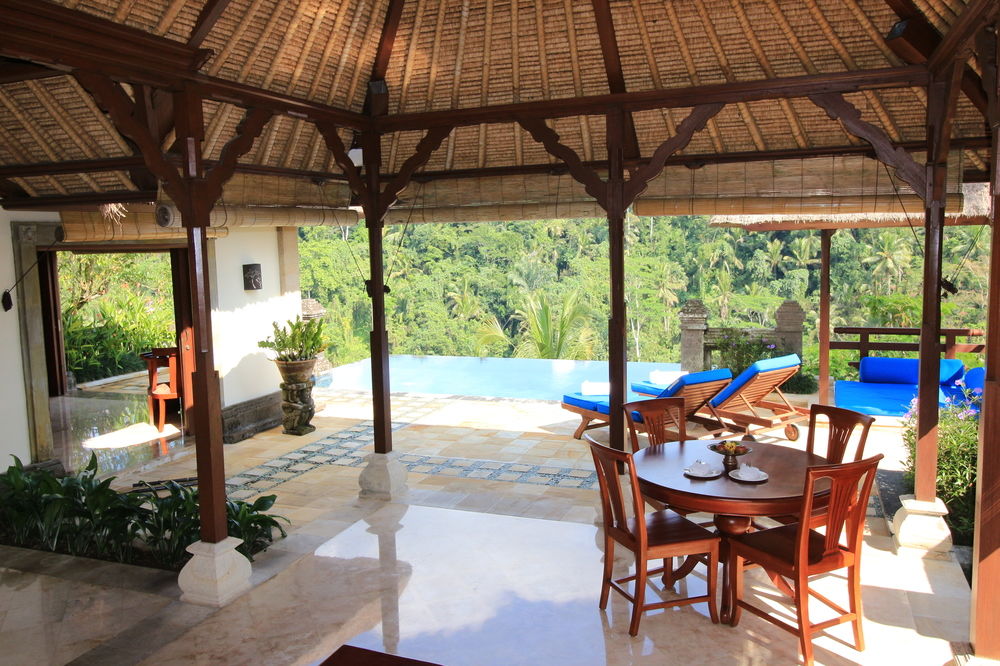 All 35 individually decorated rooms feature TVs with satellite channels, and you can enjoy private pools, free WiFi, and 2 bathrooms.