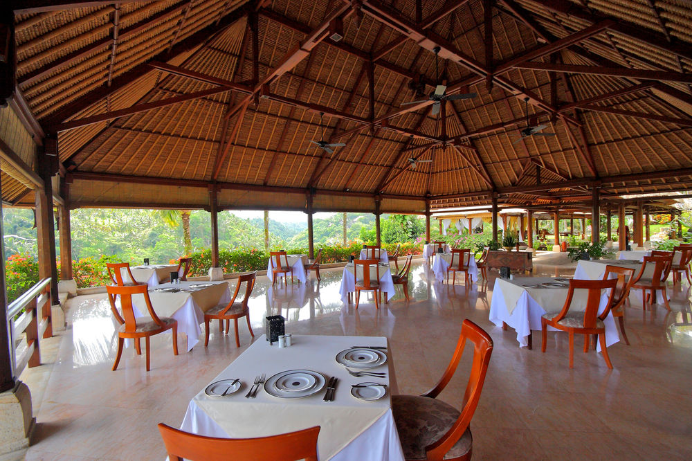 The team of profesional chefs describes their cuisine as “Global Fusion”, food that offers flavors and influences from various parts of the world using only the freshest of ingredients with an emphasis on visual presentation.