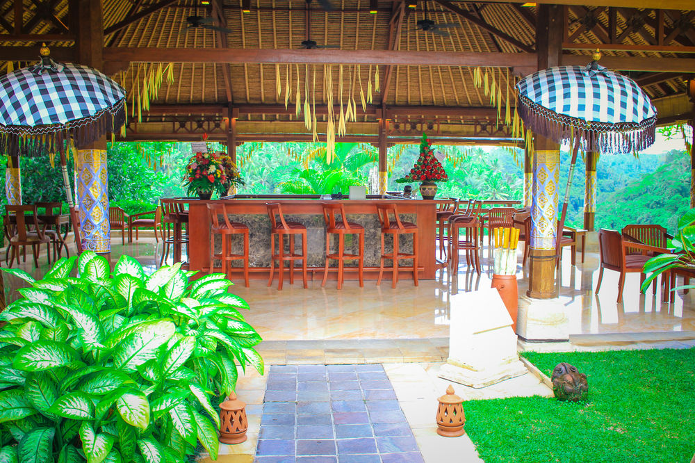 Serving lunch and dinner in fine dining style, this open-aired signature restaurant offers contemporary culinary with panoramic views of the surrounding tropical beauties.