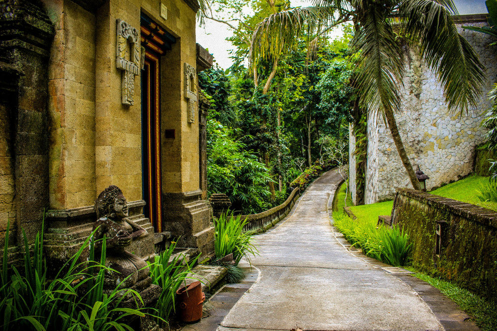 A single smoothly paved drive way is the only visible connection between you and the outer world.