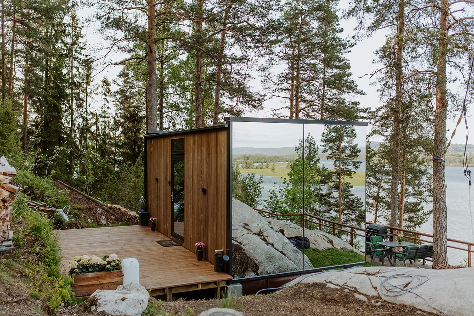 This Tiny Mirrored Cabin in Norway Provides the Ultimate Winter Escape