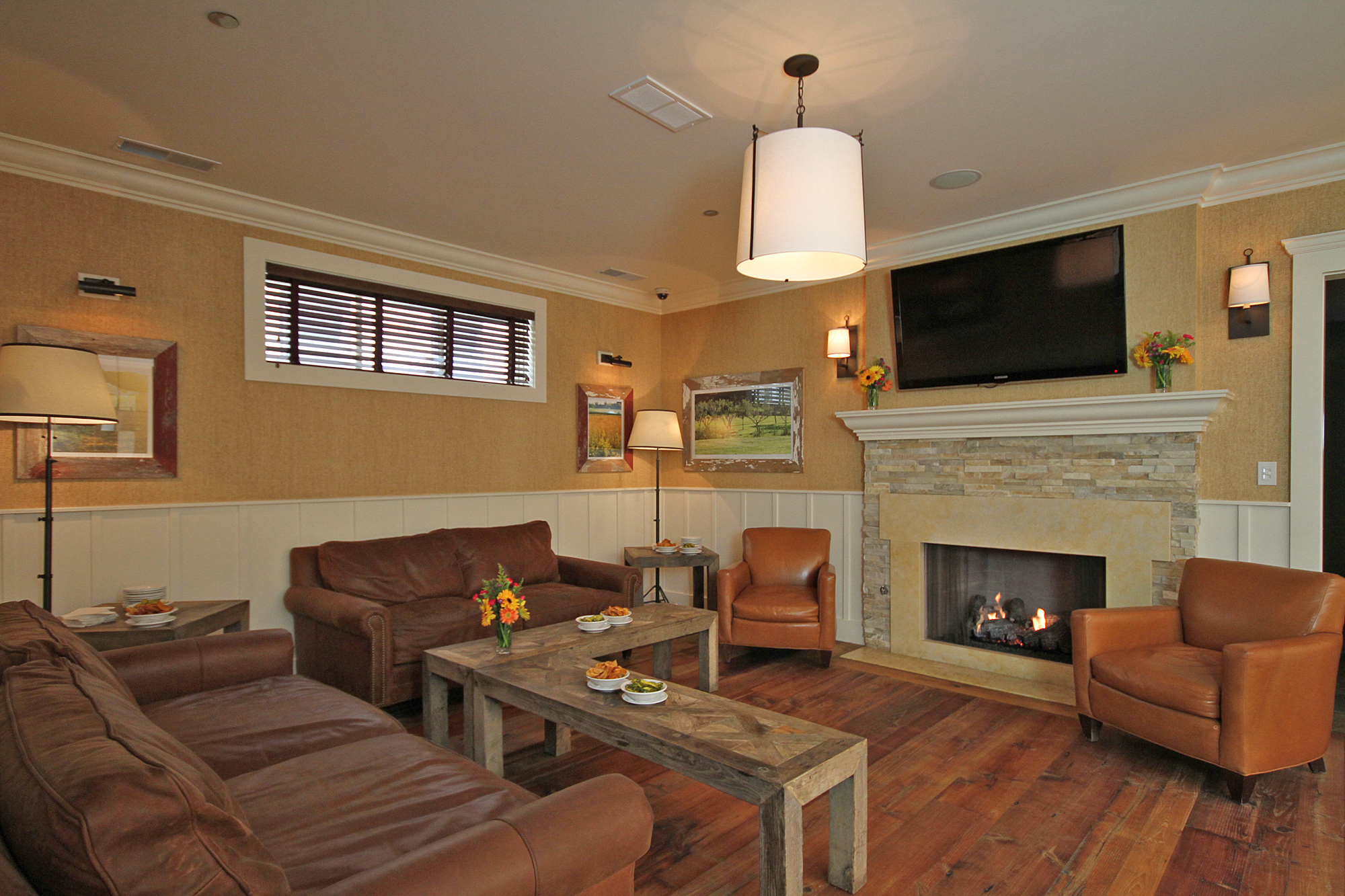 Watch your favorite game or just kick your feet up with friends in the casual atmosphere of the Lounge.