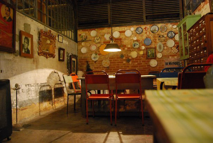 Comfortable and inviting environment to enjoy a nice meal.