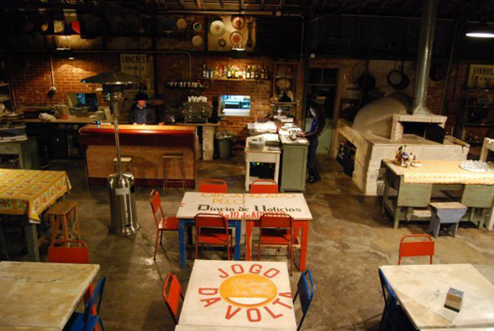 The space is the result of the rehabilitation of a former graphical facility through the use of furniture and equipment from its original canteen.
