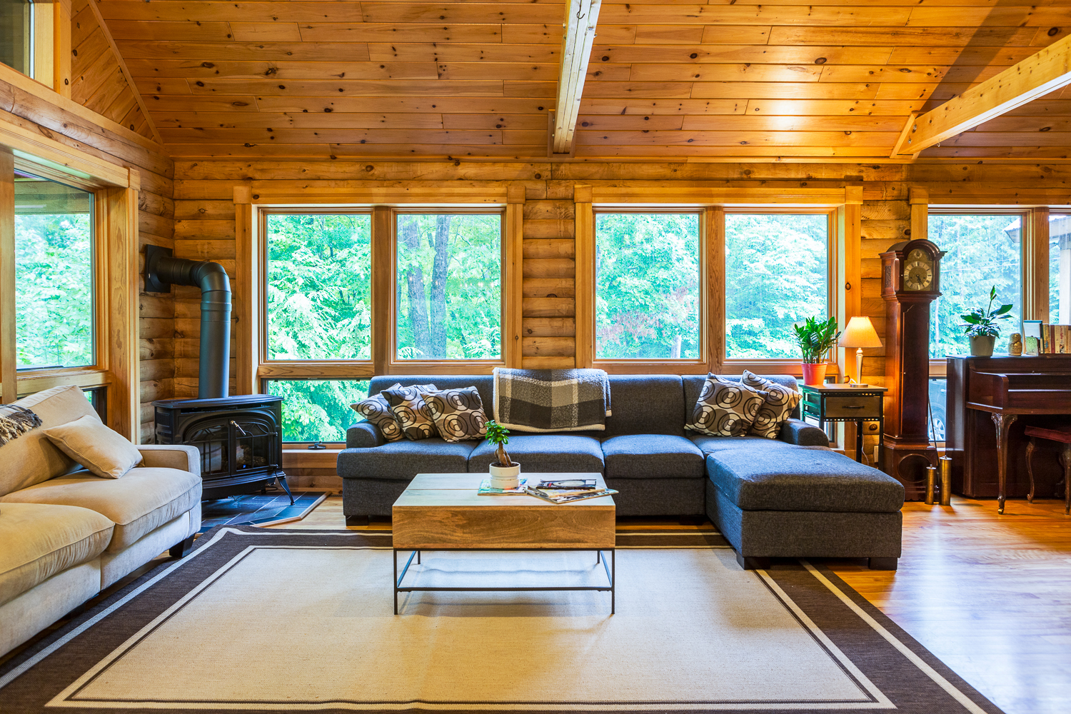 15 mins from the ski resort of Gore Mountain (the largest in NY) and only 20 mins from the 32 mile long and stunning Lake George where we keep our speedboat to take out guests.