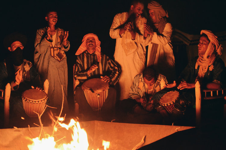 Night entertainment around the bonfire.