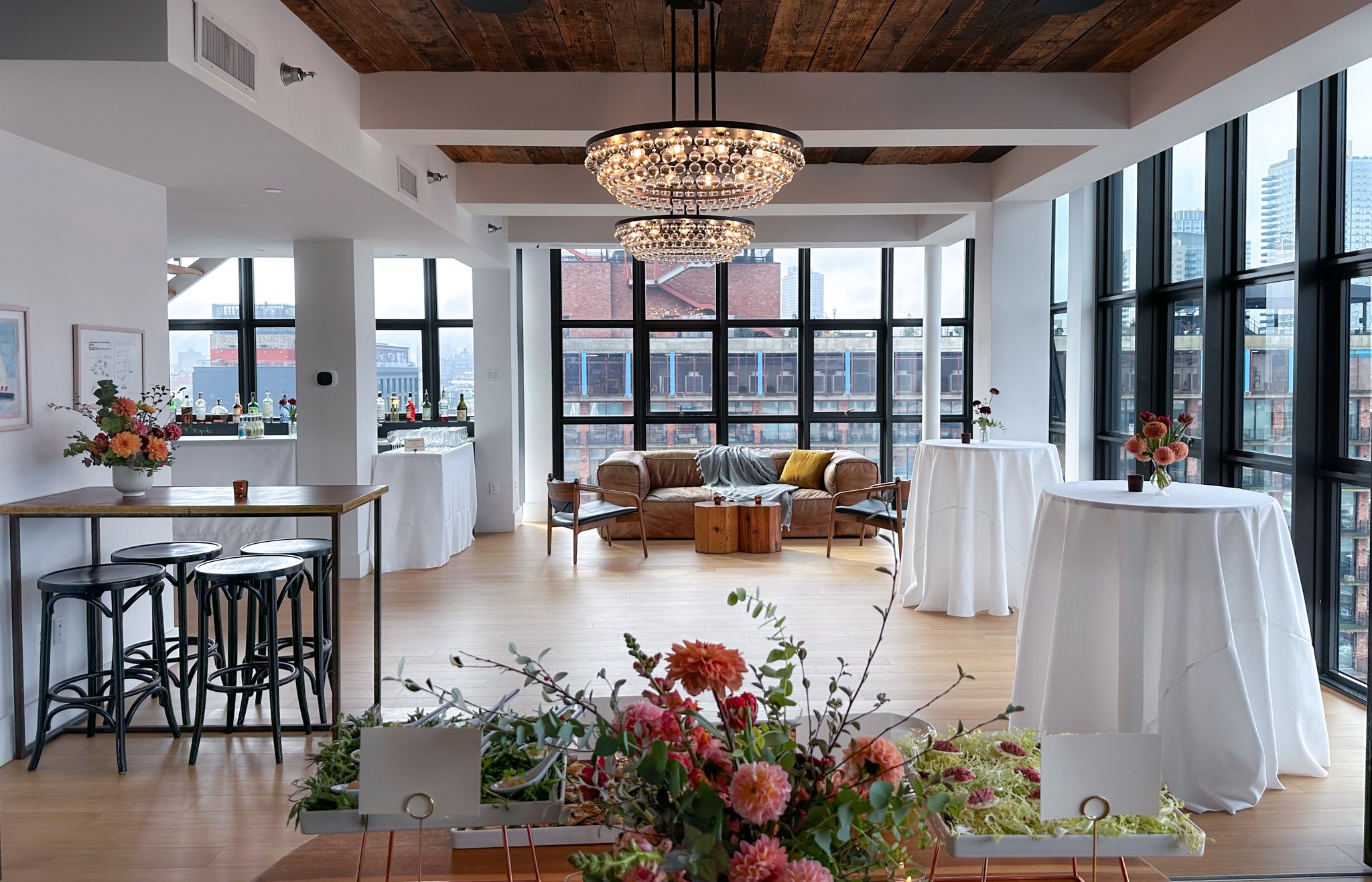 The Penthouse Loft is a bright, airy venue with floor-to-ceiling windows overlooking the Manhattan skyline. At 1,350 square feet, the flexible space is well suited for smaller gatherings including executive offsites, board meetings, client dinners, cockta